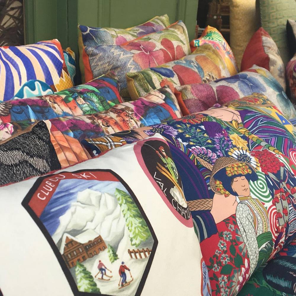 Coussins et têtes de lit près de Tiercé
